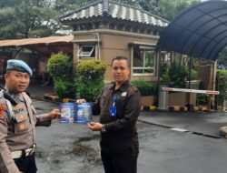 Propam Polsek Kemayoran Sosialisasi Layanan Pengaduan Cepat Polri Lewat Pemasangan Stiker