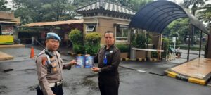 Propam Polsek Kemayoran Sosialisasi Layanan Pengaduan Cepat Polri Lewat Pemasangan Stiker