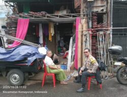 Sambangi Kediaman Tokoh Masyarakat, Bhabinkamtibmas Kampung Rawa Ajak Warga Waspada Kejahatan 3C