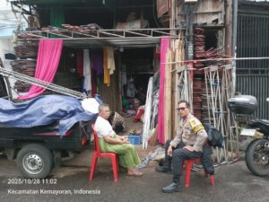 Sambangi Kediaman Tokoh Masyarakat, Bhabinkamtibmas Kampung Rawa Ajak Warga Waspada Kejahatan 3C