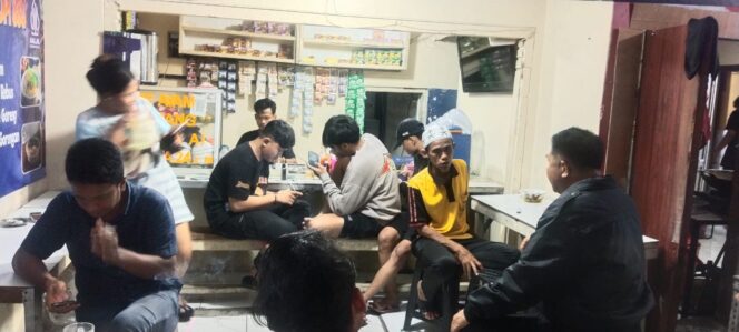 
					Bersama Jaga Lingkungan Aman, Bhabinkamtibmas Tanah Tinggi Ajak Warga RW 08 Aktif Cegah Kejahatan