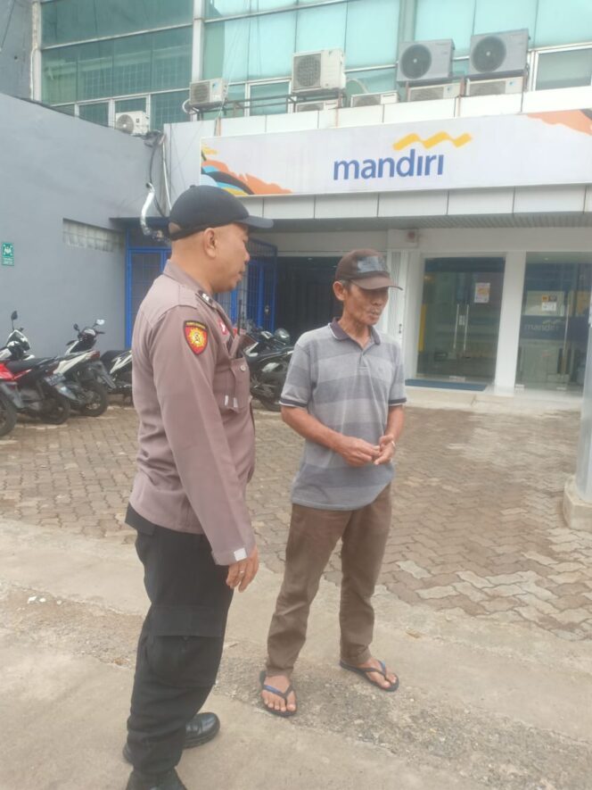 
					Patko 1013 Polsek Metro Gambir Gelar Patroli Strong Point di Suryopranoto, Ajak Warga Jaga Kamtibmas