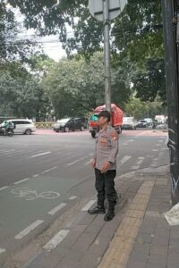 Patko 1012 Polsek Metro Gambir Laksanakan Gatur Lalin di TL Holland Bakery, Antisipasi Kepadatan Sore Hari