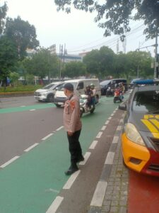 Unit Patko 1013 Polsek Metro Gambir Lakukan Gatur Lalin di TL Veteran 3, Pastikan Arus Kendaraan Tetap Lancar