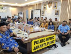 Bhabinkamtibmas Gambir Dampingi Kepala Sekolah SMPN 60 Ikuti Launching SPMB SMA Kemala Taruna Bhayangkara Tahun 2026