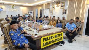 Bhabinkamtibmas Gambir Dampingi Kepala Sekolah SMPN 60 Ikuti Launching SPMB SMA Kemala Taruna Bhayangkara Tahun 2026