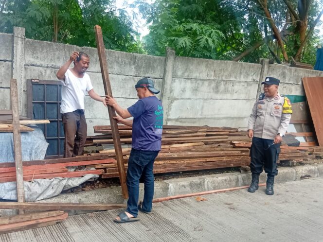 
					Bhabinkamtibmas Duri Pulo Sambangi Pedagang Kayu, Ajak Warga Aktif Jaga Keamanan Lingkungan