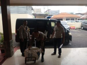 Polsek Metro Gambir Gelar Gerakan Pangan Murah di Kelurahan Cideng, Bhabinkamtibmas Turun Langsung Bantu Distribusi Beras Bulog