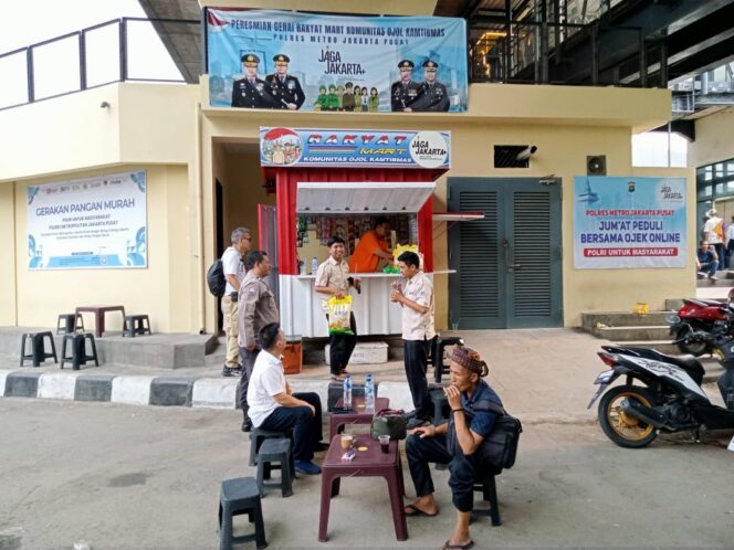 
					Bhabinkamtibmas Aipda Irvan Sambangi Gerai Rakyat Mart Komunitas Ojol Kamtibmas di Juanda