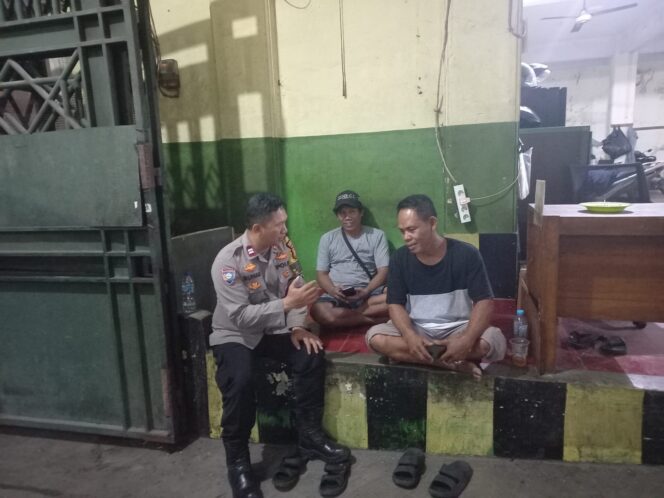 
					Antisipasi Kejahatan Malam Hari, Bhabinkamtibmas Kebon Kacang Patroli Dan Sambangi Poskamling RW 06