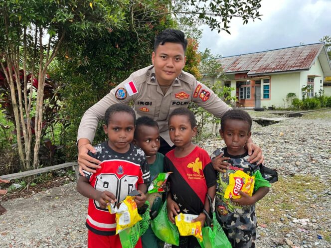 
					Momen Harmonis Personel Satgas Ops Damai Cartenz Bersama Masyarakat dan Anak-Anak di Mimika