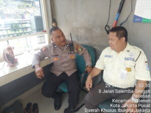 Aiptu Sandi Bintoro Pimpin Patroli Kamtibmas di BPJS Paseban, Warga Dihimbau Aktif Jaga Keamanan