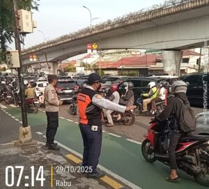 Pengaturan Lalin di TL Galur, Bukti Kehadiran Polisi di Tengah Masyarakat