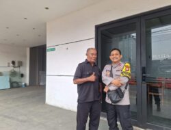 Bhabinkamtibmas Pegangsaan Patroli Dialogis di Jalan Tambak, Ajak Security Waspadai Aksi Kriminalitas