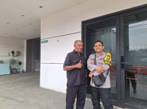 Bhabinkamtibmas Pegangsaan Patroli Dialogis di Jalan Tambak, Ajak Security Waspadai Aksi Kriminalitas