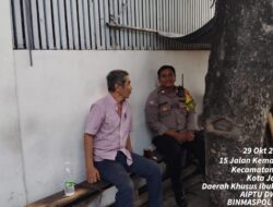 Wujud Polisi Humanis, Bhabinkamtibmas Sapa Warga Kemayoran Utara dalam Program Door to Door System
