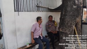 Wujud Polisi Humanis, Bhabinkamtibmas Sapa Warga Kemayoran Utara dalam Program Door to Door System