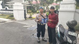 PENGADUAN CEPAT PROPAM POLRI, POLSEK JOHAR BARU BAGIKAN BROSUR KE MASYARAKAT