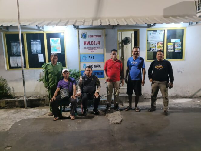 
					Apel Dan Patroli Jalan Kaki Bhabinkamtibmas Bersama Awak Kamling RW. 001 Gunung Sahari Utara