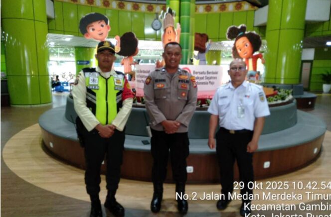
					Bhabinkamtibmas Sambangi Stasiun Gambir, Pastikan Keamanan dan Kenyamanan Penumpang