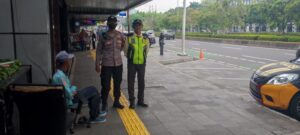 Polsek Metro Gambir Laksanakan Patroli Dialogis di Kawasan Juanda, Perkuat Sinergi dengan Petugas Keamanan