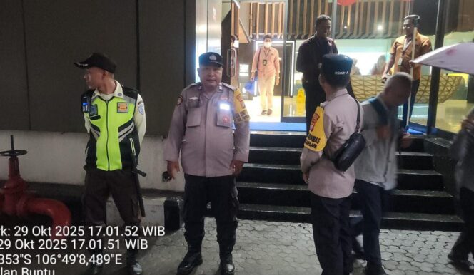 
					Polsek Metro Gambir Laksanakan Pengamanan Aset Vital di Kantor PT PELNI, Pastikan Situasi Aman dan Kondusif