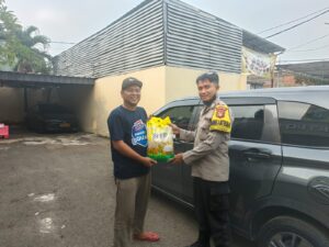 Polsek Metro Gambir Gelar Gerakan Pangan Murah Bersama Bulog, Bhabinkamtibmas Salurkan Beras Murah untuk Warga