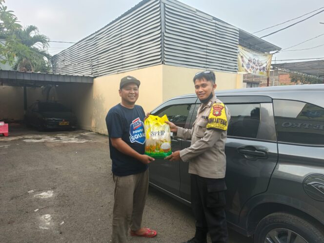 
					Polsek Metro Gambir Gelar Gerakan Pangan Murah Bersama Bulog, Bhabinkamtibmas Salurkan Beras Murah untuk Warga