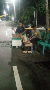 Bhabinkamtibmas Petojo Selatan Patroli Siskamling Bersama Warga Wujudkan Lingkungan Aman dan Kondusif