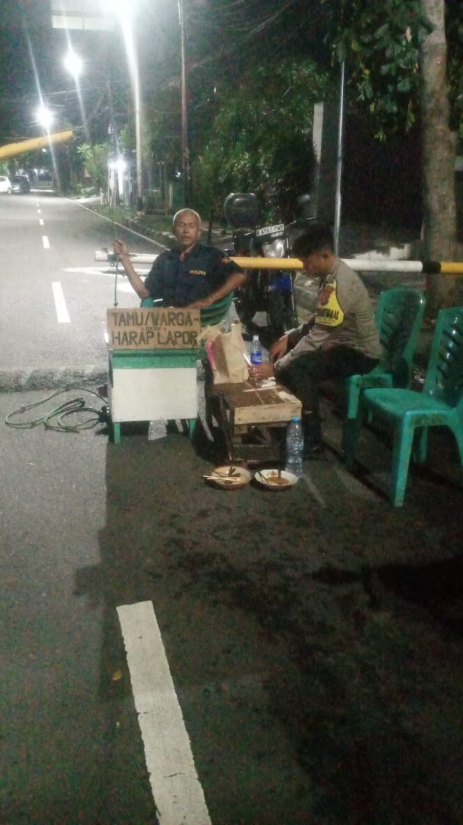 
					Bhabinkamtibmas Petojo Selatan Patroli Siskamling Bersama Warga Wujudkan Lingkungan Aman dan Kondusif