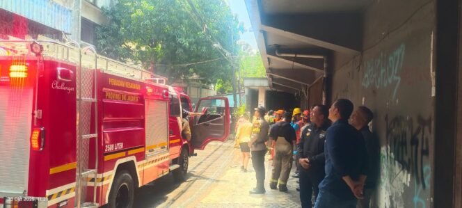 
					Respon Cepat Pamapta II Polres Metro Jakarta Pusat Tangani Awal Kebakaran di Jalan Samanhudi