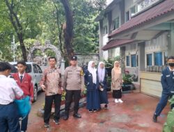 Bhabinkamtibmas Menteng Wujudkan Pelayanan Prima, Bantu Siswa SMPN 280 Masuk Sekolah dan Tertibkan Lalu Lintas