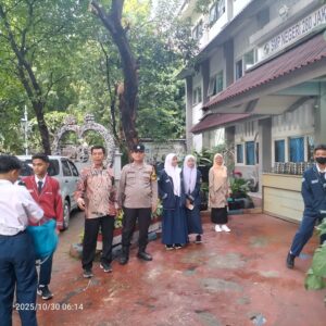 Bhabinkamtibmas Menteng Wujudkan Pelayanan Prima, Bantu Siswa SMPN 280 Masuk Sekolah dan Tertibkan Lalu Lintas