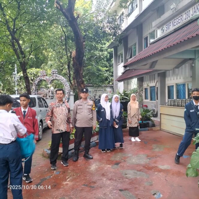 
					Bhabinkamtibmas Menteng Wujudkan Pelayanan Prima, Bantu Siswa SMPN 280 Masuk Sekolah dan Tertibkan Lalu Lintas