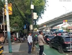 Gatur Lalin Pagi, Kapolsubsektor Tanah Tinggi Pastikan Lalu Lintas Lancar dan Aman