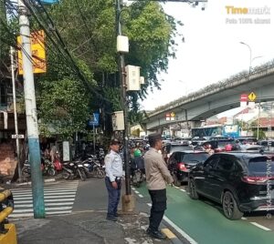Gatur Lalin Pagi, Kapolsubsektor Tanah Tinggi Pastikan Lalu Lintas Lancar dan Aman