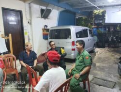 Ngobrol Santai dan Imbauan Kamtibmas Bhabinkamtibmas Kampung Rawa di Pos Siskamling Terpadu RW02