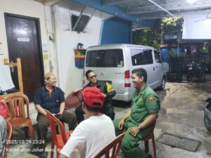 Ngobrol Santai dan Imbauan Kamtibmas Bhabinkamtibmas Kampung Rawa di Pos Siskamling Terpadu RW02