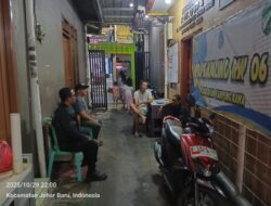 Guyub dan Kompak Jaga Lingkungan, Bhabinkamtibmas Kampung Rawa Sambang Pos Satkamling RW06