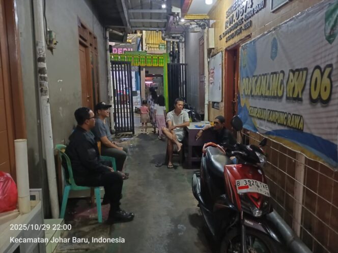 
					Guyub dan Kompak Jaga Lingkungan, Bhabinkamtibmas Kampung Rawa Sambang Pos Satkamling RW06