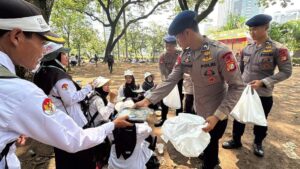 Melayani Aksi Damai Guru, Brimob Polda Metro Jaya Tunjukkan Pendekatan Humanis