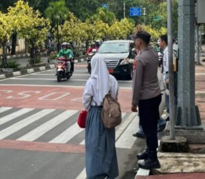 Kanit Sabhara Monitoring Giat Pengaturan Lalu Lintas Pagi Hari di Sawah Besar