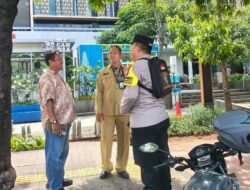Bhabinkamtibmas Gondangdia Patroli Dialogis di Gedung Sarinah, Ajak Security Tingkatkan Kewaspadaan Lingkungan