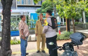 Bhabinkamtibmas Gondangdia Patroli Dialogis di Gedung Sarinah, Ajak Security Tingkatkan Kewaspadaan Lingkungan