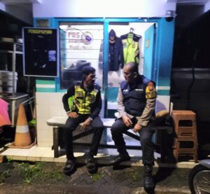 Bhabinkamtibmas Menteng Ajak Warga Aktif Jaga Lingkungan Lewat Patroli Satkamling