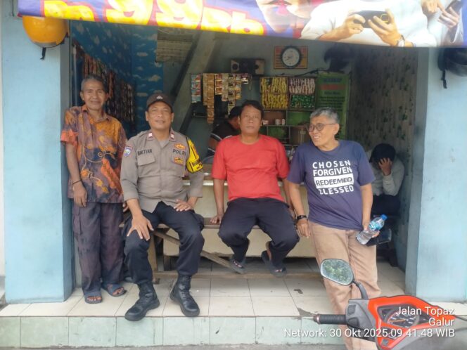 
					Bhabinkamtibmas Galur Sambang Warga, Tingkatkan Keamanan dan Kerukunan Lingkungan
