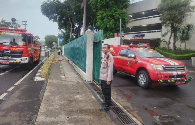
					Polsek Metro Menteng Pantau Latihan Jalur Evakuasi Kebakaran di Hotel Mandarin Oriental