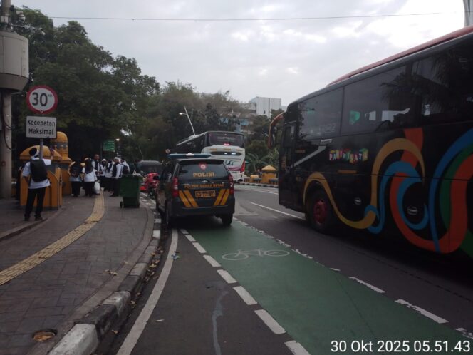 
					Polisi Hadir di Tengah Hujan, Amankan Titik Kumpul Peserta Aksi Unjuk Rasa Guru di Masjid Istiqlal