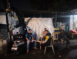 Bhabinkamtibmas Duri Pulo Sambangi Satkamling 012, Ajak Warga Tingkatkan Kewaspadaan dan Kepedulian Lingkungan