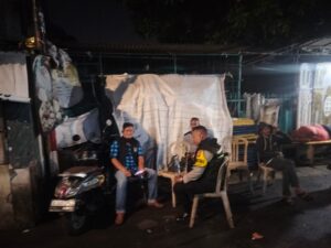 Bhabinkamtibmas Duri Pulo Sambangi Satkamling 012, Ajak Warga Tingkatkan Kewaspadaan dan Kepedulian Lingkungan